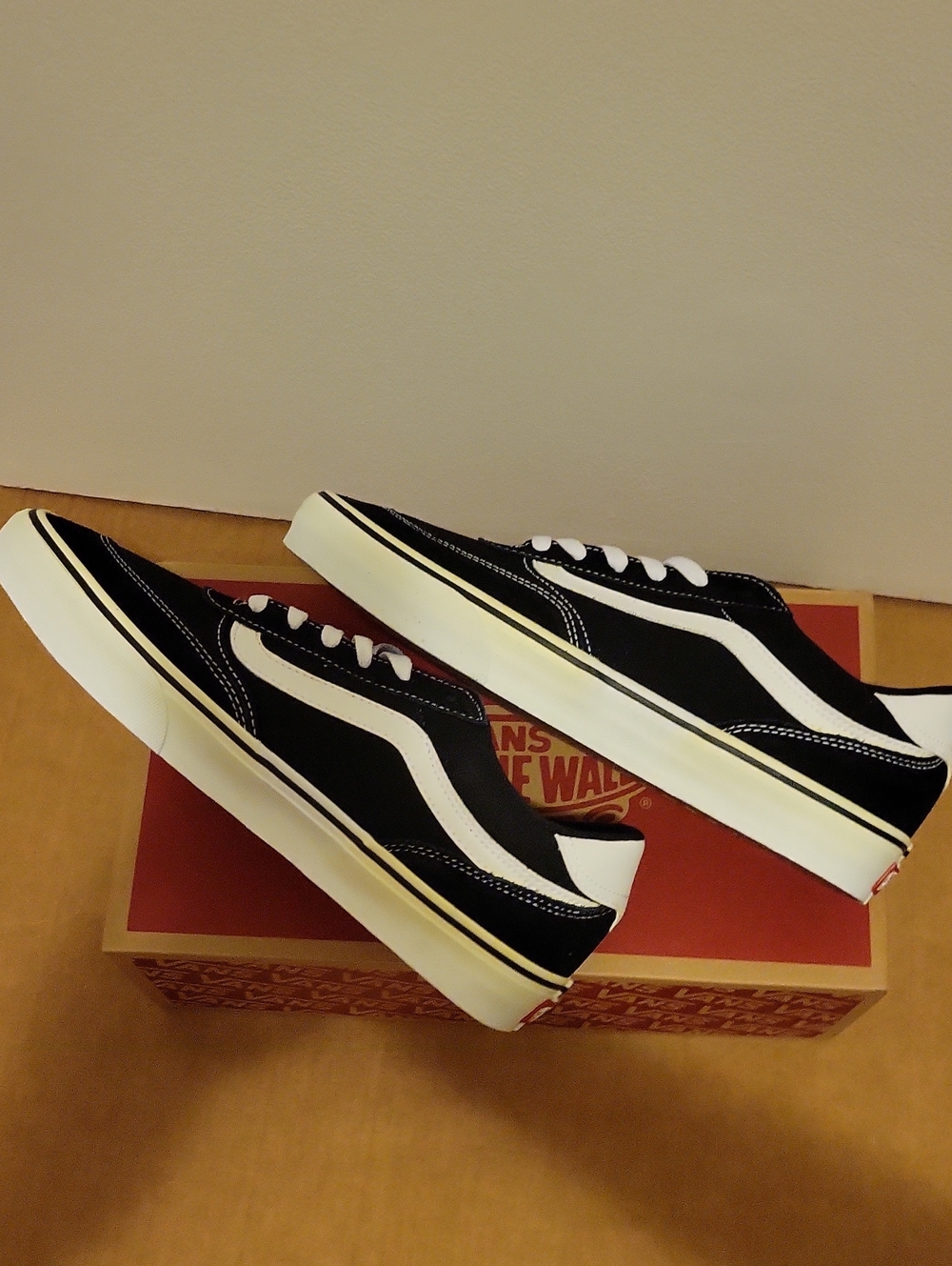 New In Box: Men's VANS Brooklyn Ls Black and White - Picture 3 of 12